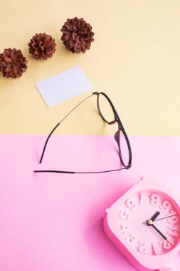 Pastel arka planda şık gözlükler. İş kartı, Pastel Pembe ve Sarı Renkler. Alarm Saati, Ağaç Çiçekleri