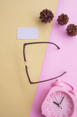 Pastel arka planda şık gözlükler. İş kartı, Pastel Pembe ve Sarı Renkler. Alarm Saati, Ağaç Çiçekleri