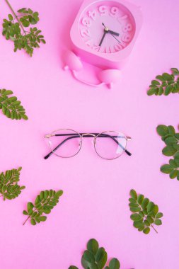 Pastel arka planda şık gözlükler. Pembe Pastel Renk Kağıdı