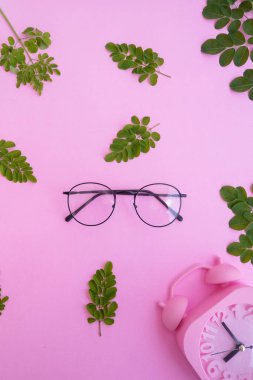 Pastel arka planda şık gözlükler. Pembe Pastel Renk Kağıdı