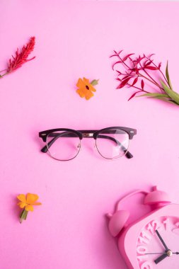 Pastel arka planda şık gözlükler. Pembe Pastel Renk Kağıdı