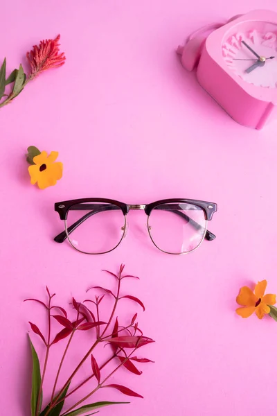 Pastel Arka Planda Şık Gözlükler Pembe Pastel Renk Kağıdı — Stok fotoğraf
