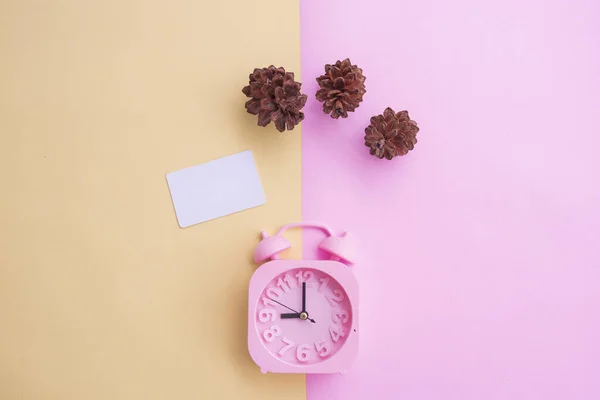 Tarjeta Visita Sobre Fondo Rosa Pastel Amarillo Con Accesorios Flores — Foto de Stock