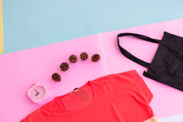 여성용 청바지 핸드백등 색깔의 파스텔 패션의 — 스톡 사진