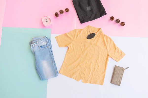 Una Camisa Amarilla Vaqueros Azules Sobre Fondo Varios Colores Pastel —  Fotos de Stock