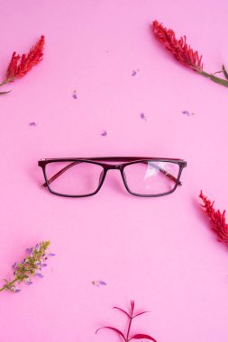 Bardaklar, kırmızı çiçekler, pastel pembe arka plan. Yaz Konsepti, Asgari Konsept