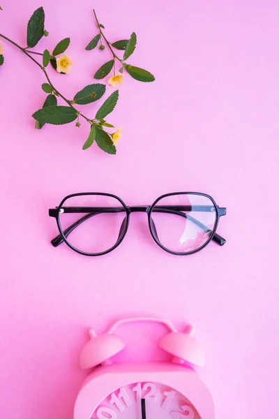 Resimde Oval Gözlükler Var Pastel Pembe Arka Planda Yaz Tarzında — Stok fotoğraf