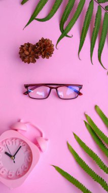 Resimde kare gözlük var. Minimum yaz tarzında. Pastel pembe bir arka grubunda.