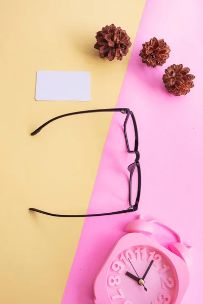 Resimde Kare Gözlük Var Minimum Yaz Tarzında Pastel Pembe Sarı — Stok fotoğraf