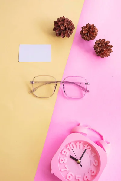 Resimde Kare Gözlük Var Minimum Yaz Tarzında Pastel Pembe Sarı — Stok fotoğraf