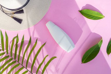 Beyaz kozmetik şişe kabı, üzerinde palmiye yaprağı ve pembe kağıt kapaklı beyaz kaplama. Doğal organik güzellik ürünü konsepti, minimalist yaz stili.