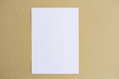 Kahverengi kağıdın üzerine beyaz kağıt. Minimalist Styl