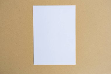 Kahverengi kağıdın üzerine beyaz kağıt. Minimalist Styl