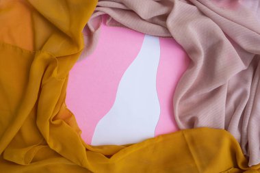 Minimalist Kavram. Beyaz arka planda kahverengi eşarp ve sarı eşarp. Sonbahar, sonbahar konsepti. Düz konum, üst görünüm, kopyalama alanı