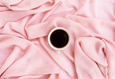 Minimalist Kavram. Kahverengi Fular Üzerine Kahve. Sonbahar, sonbahar konsepti. Düz konum, üst görünüm, boşluğu kopyala