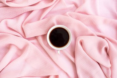 Minimalist Kavram. Kahverengi Fular Üzerine Kahve. Sonbahar, sonbahar konsepti. Düz konum, üst görünüm, boşluğu kopyala