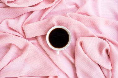 Minimalist Kavram. Kahverengi Fular Üzerine Kahve. Sonbahar, sonbahar konsepti. Düz konum, üst görünüm, boşluğu kopyala