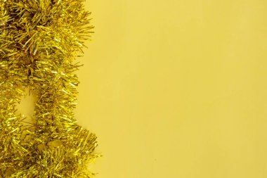 Sarı kağıttaki Noel süsleri. Minimalist Noel Kompozitosu