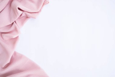 Minimalist Kavram. Beyaz arka planda kahverengi eşarp. Sonbahar, sonbahar konsepti. Düz konum, üst görünüm, boşluğu kopyala