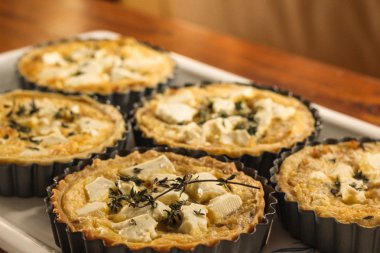 Koyun peyniri ve soğanlı tart