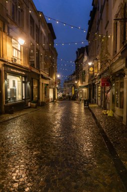 Geceleri ışıkları olan cadde