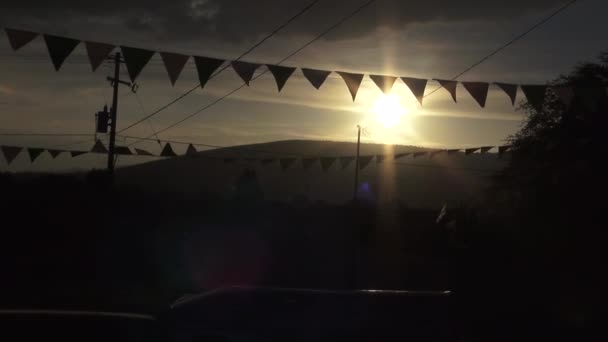 村里的贫穷 日落和群山 — 图库视频影像