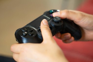 Oyun siyah kumanda kumandası kullanan kadın