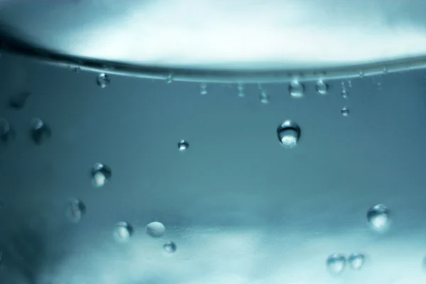 Пузыри в минеральной воде — стоковое фото