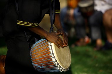 Geleneksel Afrika davulcu.