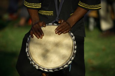 Geleneksel Afrika davulcu.