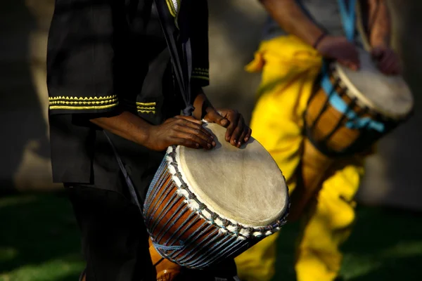 Tradiční africké bubeník. — Stock fotografie