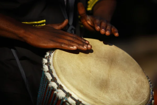 Традиційні африканські барабанщик . — стокове фото