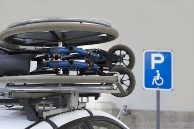 Bir otomobilin çatı üzerinde taşınan tekerlekli sandalye