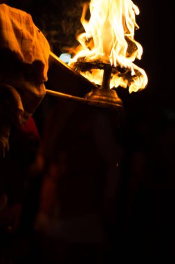 24-01-2021, Haridwar, Ganga Aarti. Aarti, kutsal Ganga nehrinin kıyısında yapılan dini bir duadır. Rahiplerin ateş kaseleri ve tapınak çanlarının çalmasıyla dua ettikleri bir ışık ve ses ayinidir.. 