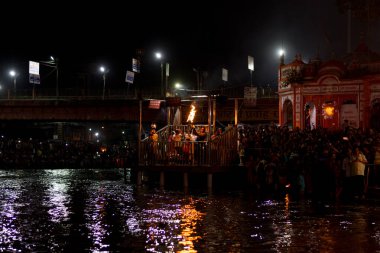 24-01-2021, Haridwar, Ganga Aarti. Aarti, kutsal Ganga nehrinin kıyısında yapılan dini bir duadır. Rahiplerin ateş kaseleri ve tapınak çanlarının çalmasıyla dua ettikleri bir ışık ve ses ayinidir.. 