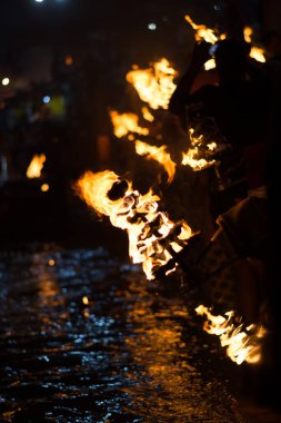 24-01-2021, Haridwar, Ganga Aarti. Aarti, kutsal Ganga nehrinin kıyısında yapılan dini bir duadır. Rahiplerin ateş kaseleri ve tapınak çanlarının çalmasıyla dua ettikleri bir ışık ve ses ayinidir.. 