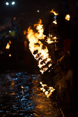 24-01-2021, Haridwar, Ganga Aarti. Aarti, kutsal Ganga nehrinin kıyısında yapılan dini bir duadır. Rahiplerin ateş kaseleri ve tapınak çanlarının çalmasıyla dua ettikleri bir ışık ve ses ayinidir.. 