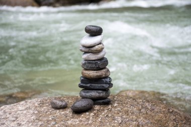 Zen Çakıl Taşları Nehir kıyısında Şanslı taşlar