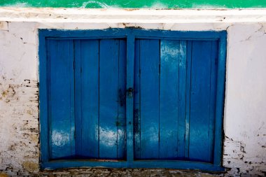 Renkli duvarları olan güzel bir ev geleneksel Hint kırsal tarzıyla Dağ 'a inşa edilmiş.