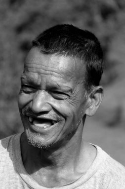 18-05-2016, Hindistan, Yolda. Masum bir gülümsemeyle gülümseyen yaşlı insanlar. Yüzü kırış kırış ve güzel bir gülümseme. Gülümseyen yaşlı kadının portresi 