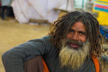 20-01-2019, Allahabad, Haridwar, Nashik, ve Ujain, Kumbh Mela, Kumbha Mela Hinduizm 'de büyük bir hac ve festivaldir. Nehir kıyısındaki dört kutsal bölgede yaklaşık 12 yıllık bir döngü içinde kutlanır. Naga Baba Lütuf, Sadhu, Baba