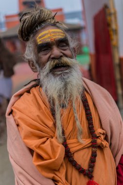 20-01-2019, Allahabad, Haridwar, Nashik, ve Ujain, Kumbh Mela, Kumbha Mela Hinduizm 'de büyük bir hac ve festivaldir. Nehir kıyısındaki dört kutsal bölgede yaklaşık 12 yıllık bir döngü içinde kutlanır. Naga Baba Lütuf, Sadhu, Baba