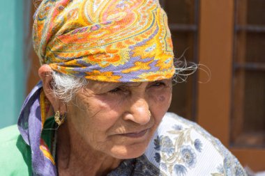 23-11-2018, Hindistan, sokakta, 23-11-2018, Hindistan, sokakta, samimi yaşlı bir çiftin portresi. Yaşlı yaşlarda harika vakit geçiren yaşlı bir çift. Kör adam ve karısı - hayat arkadaşı 