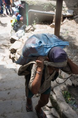 Sokak fotoğrafçılığı, basamaklardaki bavulları önemseyen insanlar, su almak için yürüyen bebek kız, uzun sakallı adam, masum bir kızın tatlı gülümsemesi, büyük bagajları önemseyen insanların yakın çekimi. Sokakta satış yapan, kahve ve çay yapan insanlar.