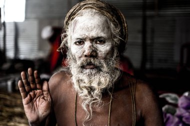 20-01-2019, Allahabad, Haridwar, Nashik, ve Ujain, Kumbh Mela, Kumbha Mela Hinduizm 'de büyük bir hac ve festivaldir. Nehir kıyısındaki dört kutsal bölgede yaklaşık 12 yıllık bir döngü içinde kutlanır. Naga Baba Lütuf, Sadhu, Baba