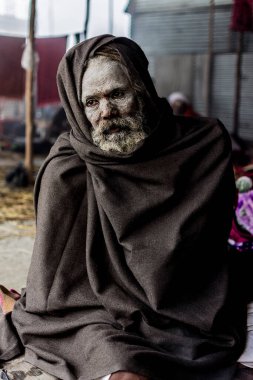 20-01-2019, Allahabad, Haridwar, Nashik, ve Ujain, Kumbh Mela, Kumbha Mela Hinduizm 'de büyük bir hac ve festivaldir. Nehir kıyısındaki dört kutsal bölgede yaklaşık 12 yıllık bir döngü içinde kutlanır. Naga Baba Lütuf, Sadhu, Baba