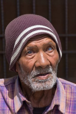 23-11-2018, Hindistan, sokakta, 23-11-2018, Hindistan, sokakta, samimi yaşlı bir çiftin portresi. Yaşlı yaşlarda harika vakit geçiren yaşlı bir çift. Kör adam ve karısı - hayat arkadaşı 