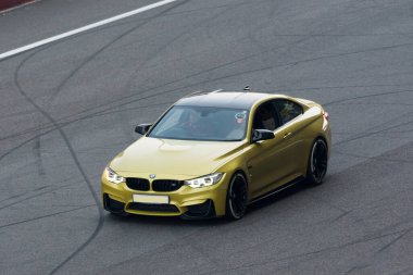 28-05-2019, Delhi, Araba Fuarı Festivali. Bu süre zarfında insanlar arabalarını gösteriye getirir ve dublörleri ve lüks arabaları gösterirler.