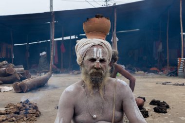20-01-2019, Allahabad, Haridwar, Nashik, ve Ujain, Kumbh Mela, Kumbha Mela Hinduizm 'de büyük bir hac ve festivaldir. Nehir kıyısındaki dört kutsal bölgede yaklaşık 12 yıllık bir döngü içinde kutlanır. Naga Baba Lütuf, Sadhu, Baba