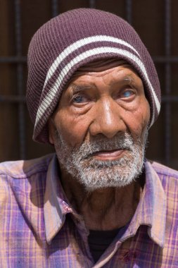 23-11-2018, Hindistan, sokakta, 23-11-2018, Hindistan, sokakta, samimi yaşlı bir çiftin portresi. Yaşlı yaşlarda harika vakit geçiren yaşlı bir çift. Kör adam ve karısı - hayat arkadaşı 